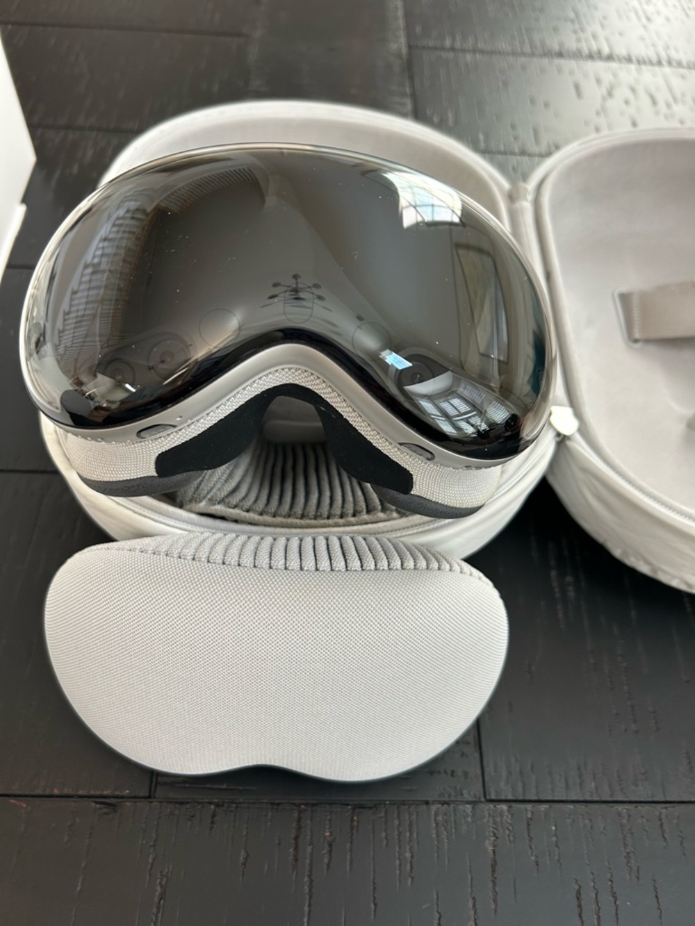 Apple Vision Pro - Picture 3 of 5